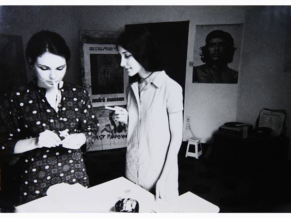 Alessandro Becchetti : Giovani donne 1970  ((1935-2013))  - Asta Un viaggio nella Fotografia d'autore - Maison Bibelot - Casa d'Aste Firenze - Milano