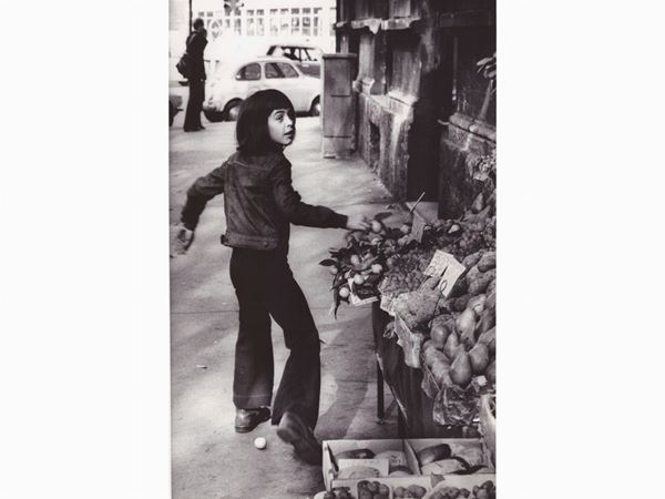 Aldo Bonasia : Piccolo ladro di frutta 1974  ((1949-1995))  - Auction A Trip into Photography: Ghirri, Berengo-Gardin, Giacomelli, Vasiliev, Salgado… - Maison Bibelot - Casa d'Aste Firenze - Milano