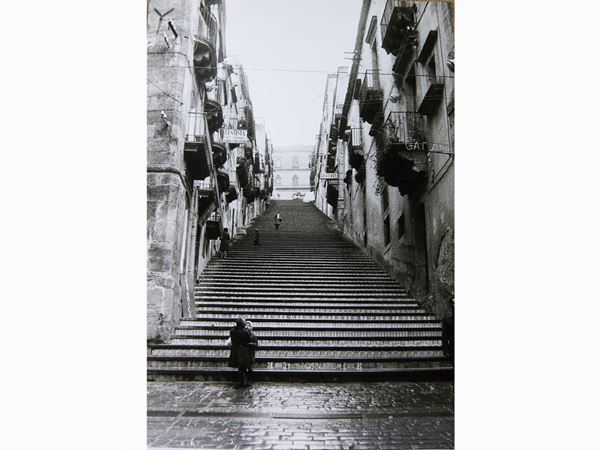 Nicola Scafidi : Caltagirone 1970 circa  ((1925-2004))  - Auction A Trip into Photography: Ghirri, Berengo-Gardin, Giacomelli, Vasiliev, Salgado… - Maison Bibelot - Casa d'Aste Firenze - Milano