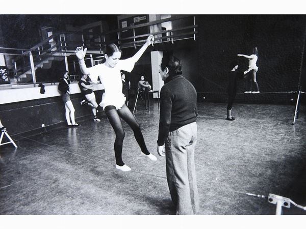 Mario Dondero - Bimbi alla scuola circense 1977