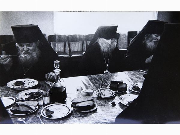 Mario Caio Garrubba : Refettorio dei monaci ortodossi 1971  ((1923-2015))  - Asta Un viaggio nella Fotografia d'autore - Maison Bibelot - Casa d'Aste Firenze - Milano