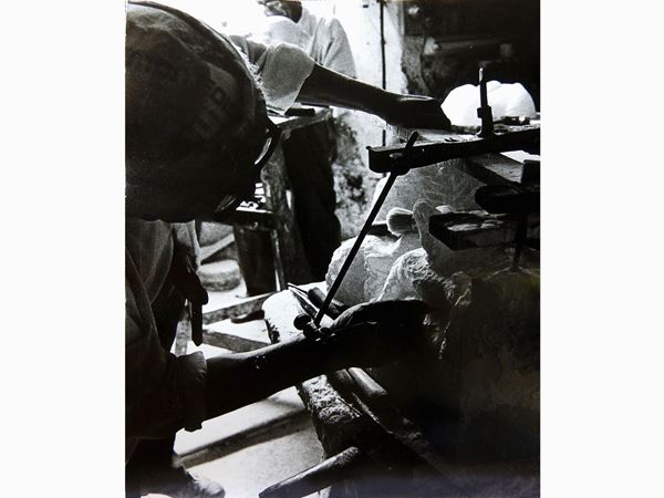 Paolo Signore : Scultore di alabastro, Volterra 1976  - Asta Un viaggio nella Fotografia d'autore - Maison Bibelot - Casa d'Aste Firenze - Milano
