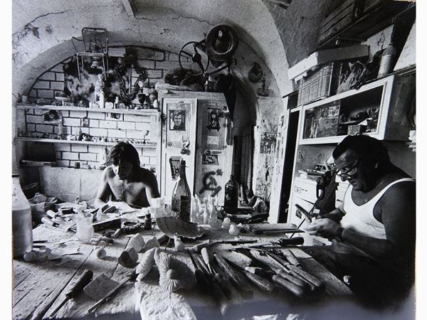 Paolo Signore : Bottega di alabastro, Volterra 1976  - Asta Un viaggio nella Fotografia d'autore - Maison Bibelot - Casa d'Aste Firenze - Milano
