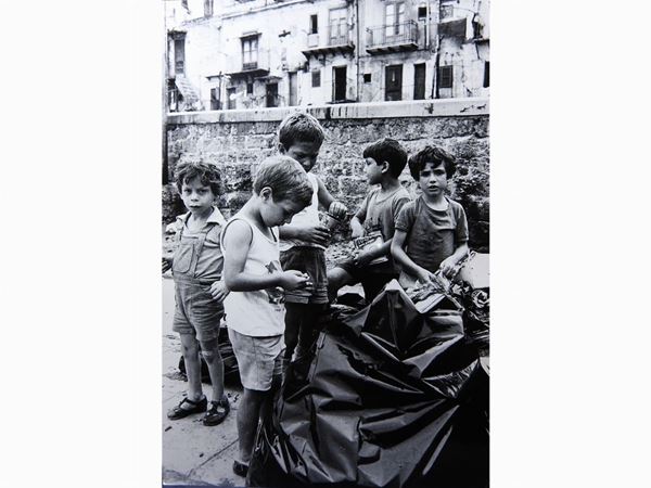 Alberto Roveri : Bambini a Palermo 1977  - Auction A Trip into Photography: Ghirri, Berengo-Gardin, Giacomelli, Vasiliev, Salgado… - Maison Bibelot - Casa d'Aste Firenze - Milano