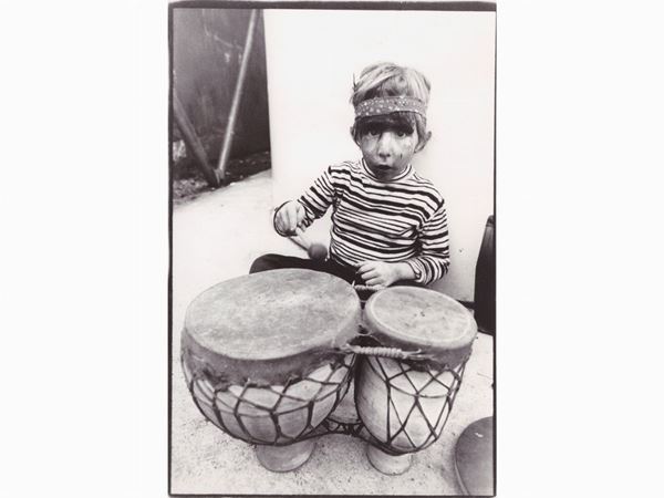 Livia Sismondi : Bambino con percussioni 1978  - Asta Un viaggio nella Fotografia d'autore - Maison Bibelot - Casa d'Aste Firenze - Milano
