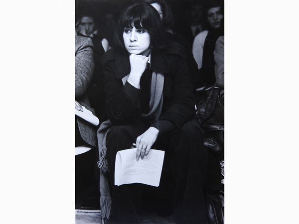Piero Marsili Libelli : Giovane femminista al congresso del MLD di Roma 1975  - Asta Un viaggio nella Fotografia d'autore - Maison Bibelot - Casa d'Aste Firenze - Milano