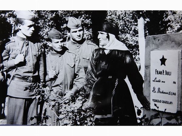 Antonio Sansone : Soldati con una contadina, Tirana 1970 circa  - Asta Un viaggio nella Fotografia d'autore - Maison Bibelot - Casa d'Aste Firenze - Milano