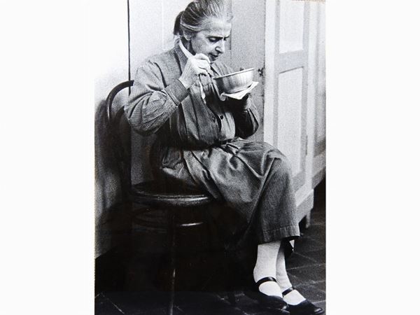 Mauro Vallinotto : Il pasto 1969  - Asta Un viaggio nella Fotografia d'autore - Maison Bibelot - Casa d'Aste Firenze - Milano