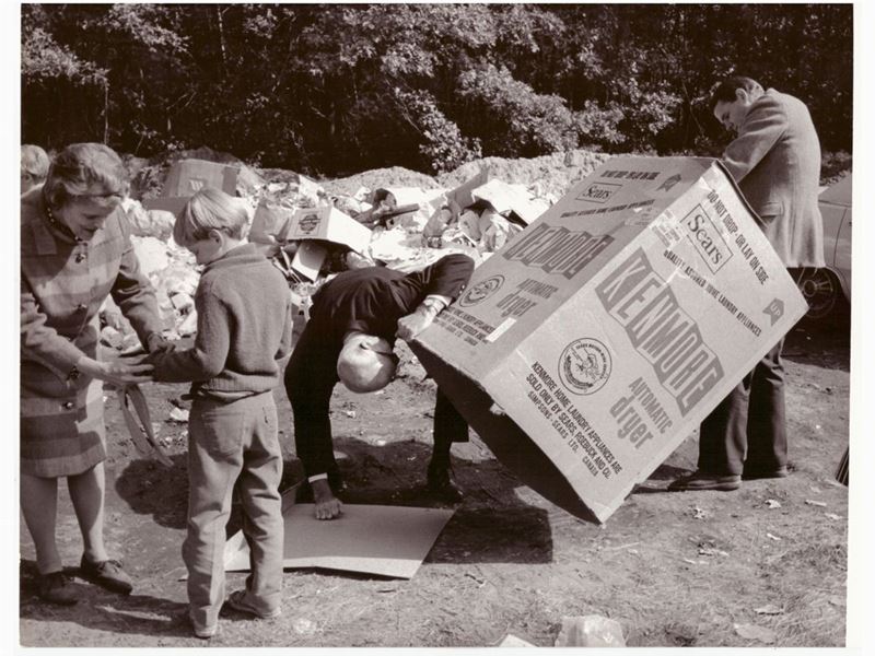 Wayne Miller - Bambini e Genitori in Discarica 1974