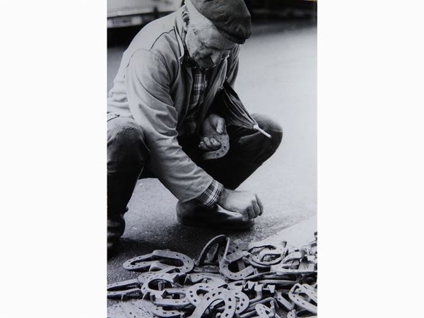 Giancarlo Giuliani : Ferri di cavallo1977  - Auction A Trip into Photography: Ghirri, Berengo-Gardin, Giacomelli, Vasiliev, Salgado… - Maison Bibelot - Casa d'Aste Firenze - Milano