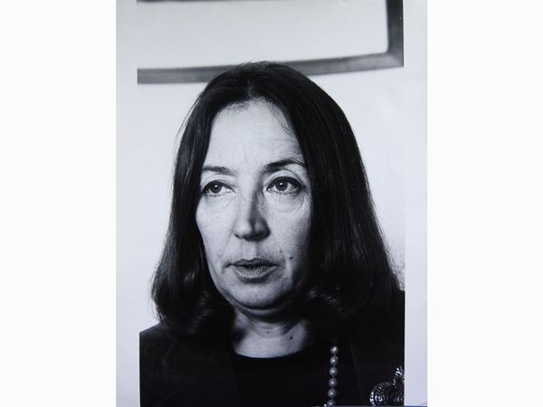 Belluschi : Ritratto di Oriana Fallaci 1980  - Auction A Trip into Photography: Ghirri, Berengo-Gardin, Giacomelli, Vasiliev, Salgado… - Maison Bibelot - Casa d'Aste Firenze - Milano