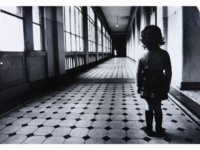 Bambina nel Corridoio 1976