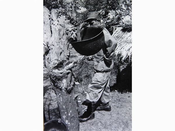 Calogero Cascio : Campo militare in Laos 1970  ((1930-2015))  - Auction A Trip into Photography: Ghirri, Berengo-Gardin, Giacomelli, Vasiliev, Salgado… - Maison Bibelot - Casa d'Aste Firenze - Milano