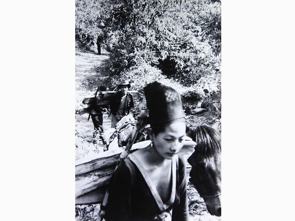 Calogero Cascio : Tribù Meo, Laos 1970  ((1930-2015))  - Auction A Trip into Photography: Ghirri, Berengo-Gardin, Giacomelli, Vasiliev, Salgado… - Maison Bibelot - Casa d'Aste Firenze - Milano