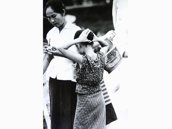 Calogero Cascio : Donne al mercato, Laos 1970  ((1930-2015))  - Asta Fotografie tra Ottocento e Novecento - Maison Bibelot - Casa d'Aste Firenze - Milano