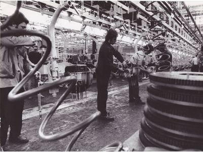 Operai a Lavoro nello Stabilimento Fiat, Termoli 1981