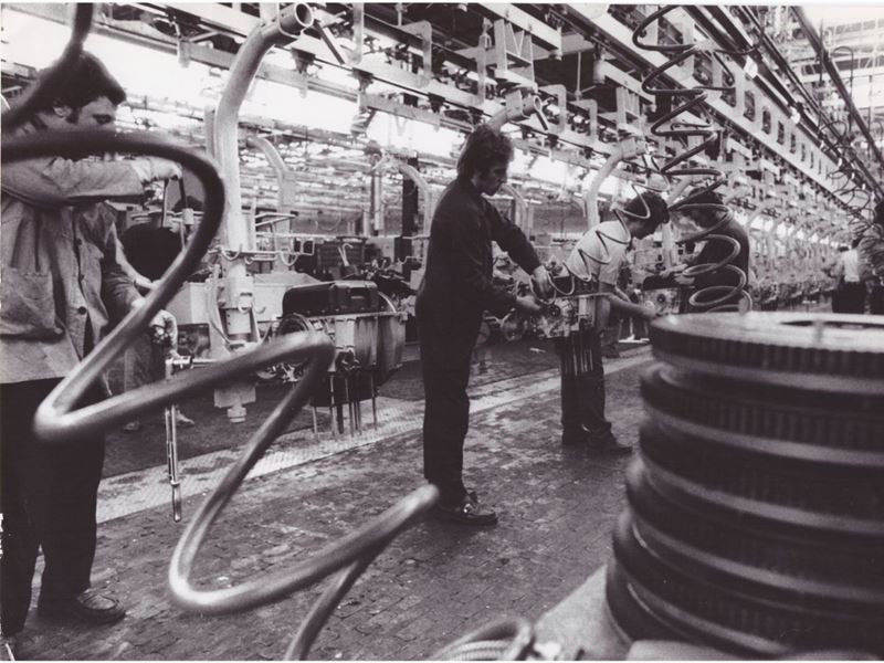 Operai a Lavoro nello Stabilimento Fiat, Termoli 1981