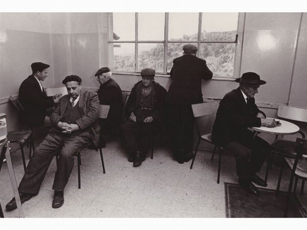 John Launois : Il circolo degli anziani 1972  ((1929-2002))  - Auction A Trip into Photography: Ghirri, Berengo-Gardin, Giacomelli, Vasiliev, Salgado… - Maison Bibelot - Casa d'Aste Firenze - Milano