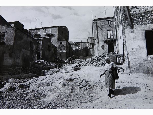 Mario Massai : Donna a Palma di Montichiaro, Agrigento 1970 circa  - Asta Fotografie del Novecento - Maison Bibelot - Casa d'Aste Firenze - Milano