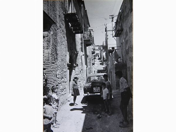 Mario Massai : Stradina siciliana 1970  - Asta Un viaggio nella Fotografia d'autore - Maison Bibelot - Casa d'Aste Firenze - Milano