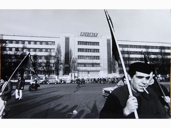 Pederzoli : Scioperanti davanti alla FIAT, Torino 1975  - Asta Un viaggio nella Fotografia d'autore - Maison Bibelot - Casa d'Aste Firenze - Milano