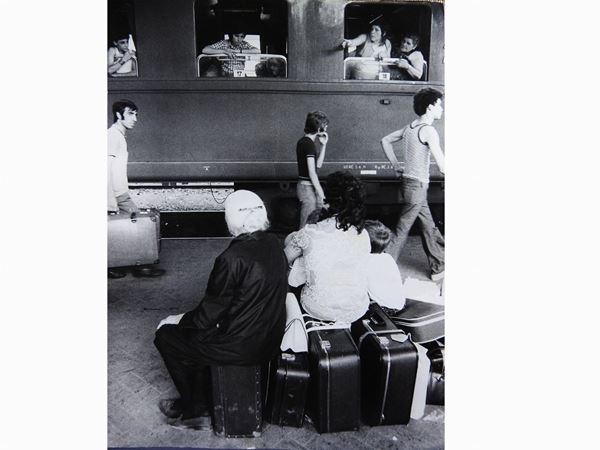 Mauro Raffini : Attesa della partenza 1976  - Asta Fotografie del Novecento - Maison Bibelot - Casa d'Aste Firenze - Milano