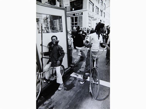 Enrico Martino : Parata a New York 1976  - Auction A Trip into Photography: Ghirri, Berengo-Gardin, Giacomelli, Vasiliev, Salgado… - Maison Bibelot - Casa d'Aste Firenze - Milano