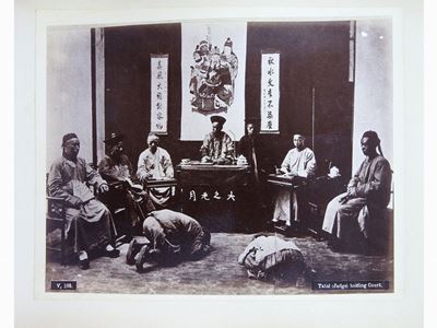 China - Tatai (judge) Holding Court e The Ling-che - Execution in China 1890 Circa