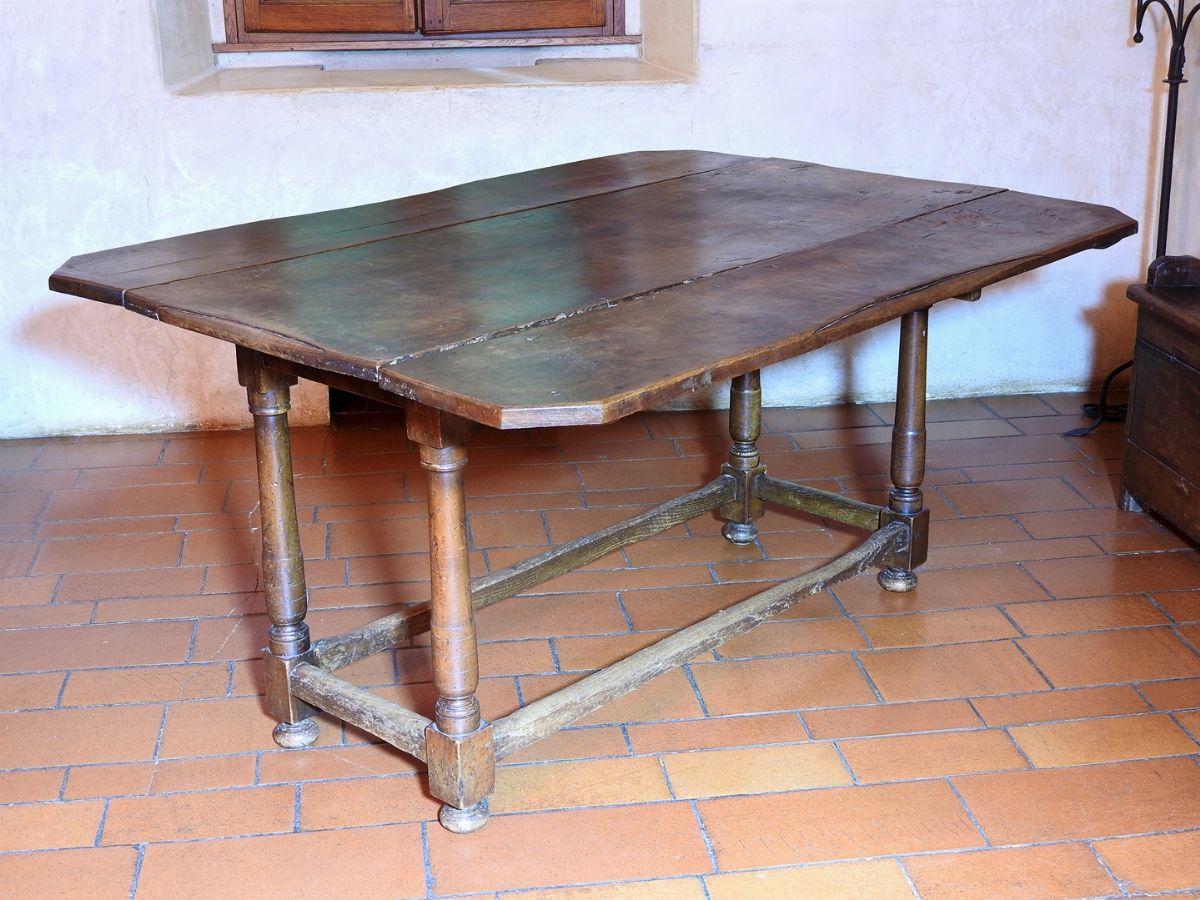 Tavolo a Bandelle in Noce