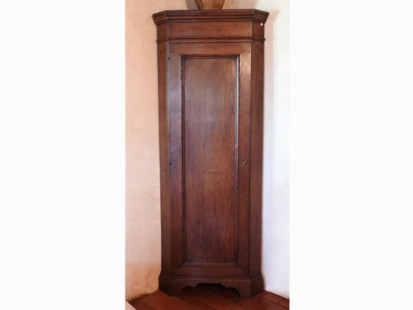 Chestnut Corner Cabinet  - Auction An antique casale: Furniture and Collections - I - II - Maison Bibelot - Casa d'Aste Firenze - Milano