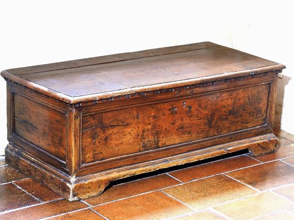 Small Walnut Chest  (17th Century)  - Auction An antique casale: Furniture and Collections - I - II - Maison Bibelot - Casa d'Aste Firenze - Milano