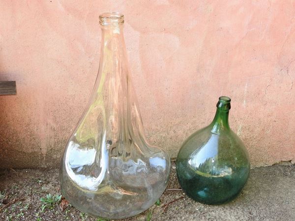 Due fiasche in vetro  - Asta Un antico casale: arredi e collezioni - I - II - Maison Bibelot - Casa d'Aste Firenze - Milano