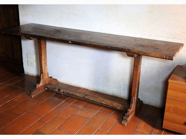 Walnut Table  - Auction An antique casale: Furniture and Collections - I - II - Maison Bibelot - Casa d'Aste Firenze - Milano
