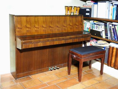 Pianoforte Verticale Impiallacciato in Noce