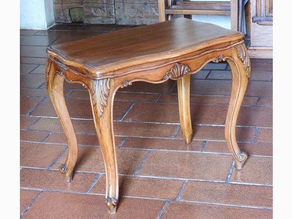 Small Walnut Table  - Auction An antique casale: Furniture and Collections - I - II - Maison Bibelot - Casa d'Aste Firenze - Milano