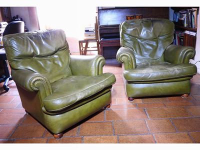 Coppia di Poltrone Imbottite e Rivestite in Pelle Verde