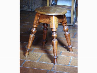 Sgabello Rustico in Castagno