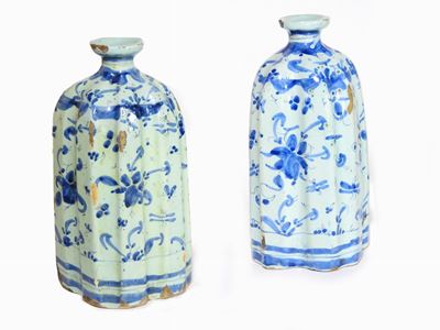 Coppia di Fiasche in Maiolica