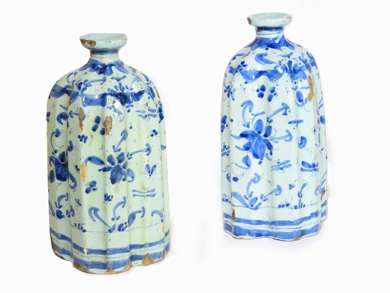 Coppia di Fiasche in Maiolica
