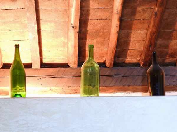 Tre grandi bottiglie in vetro  - Asta Un antico casale: arredi e collezioni - I - II - Maison Bibelot - Casa d'Aste Firenze - Milano