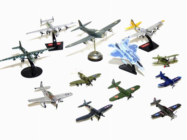 Collection of Airplane Models (12)  - Auction An antique casale: Furniture and Collections - I - II - Maison Bibelot - Casa d'Aste Firenze - Milano