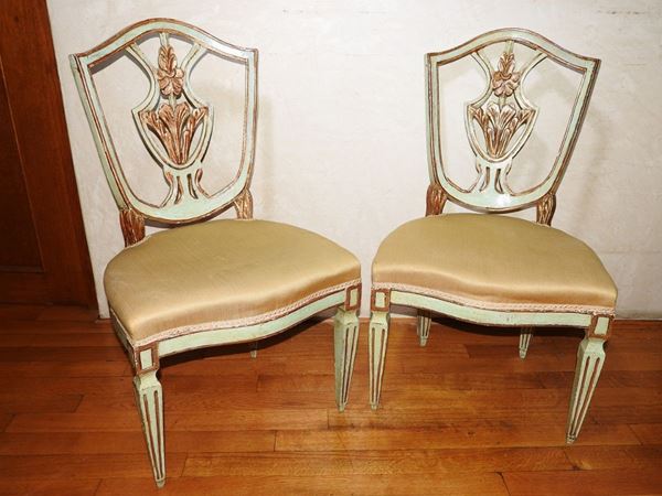 Coppia di sedie in legno laccato celeste e in parte dorato