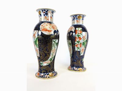 Coppia di Vasi a Balaustro in Porcellana Imari