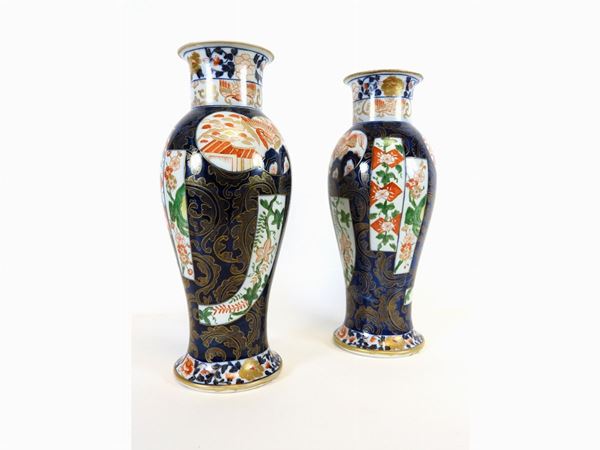 Coppia di vasi a balaustro in porcellana Imari