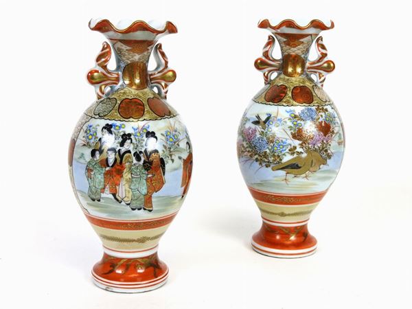 Coppia di piccoli vasi in porcellana Kutani