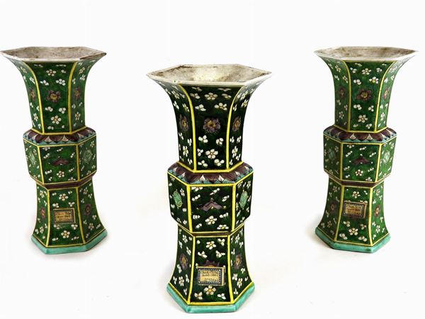 Serie di tre vasi Gu in porcellana policroma
