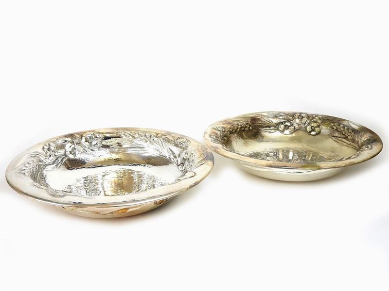 Coppia di Grandi Centrotavola in Argento Martellato