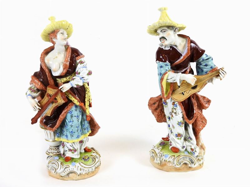 Coppia di Figure in Porcellana Policroma