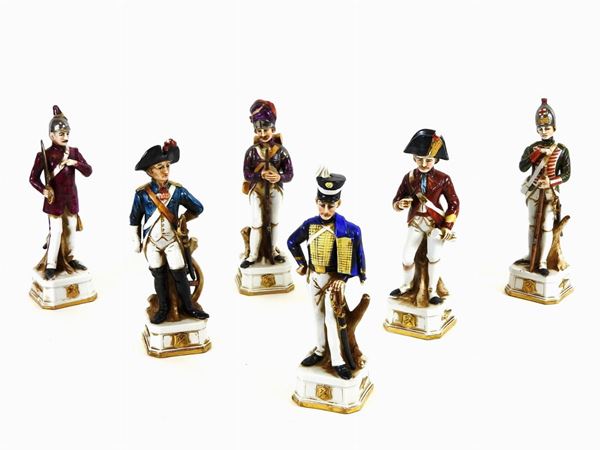 Serie di sei soldati figure in porcellana policroma
