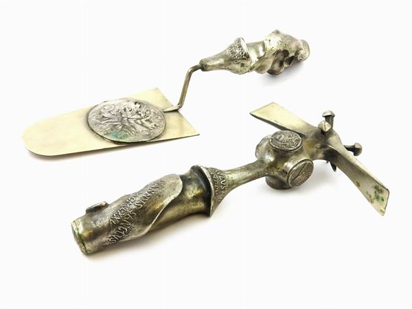 Coppia di strumenti papali in argento